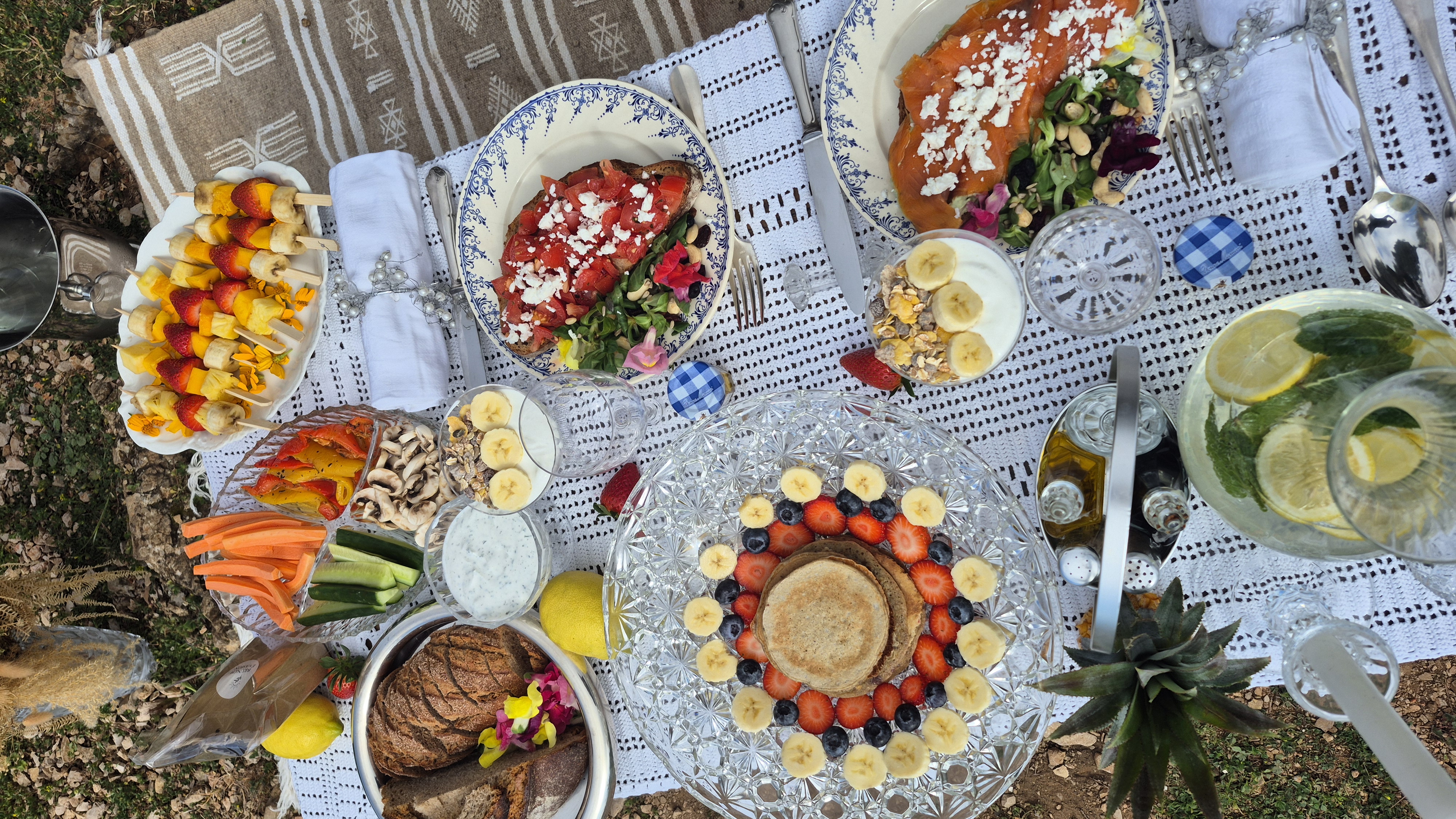 Vue plongeante du brunch dressé