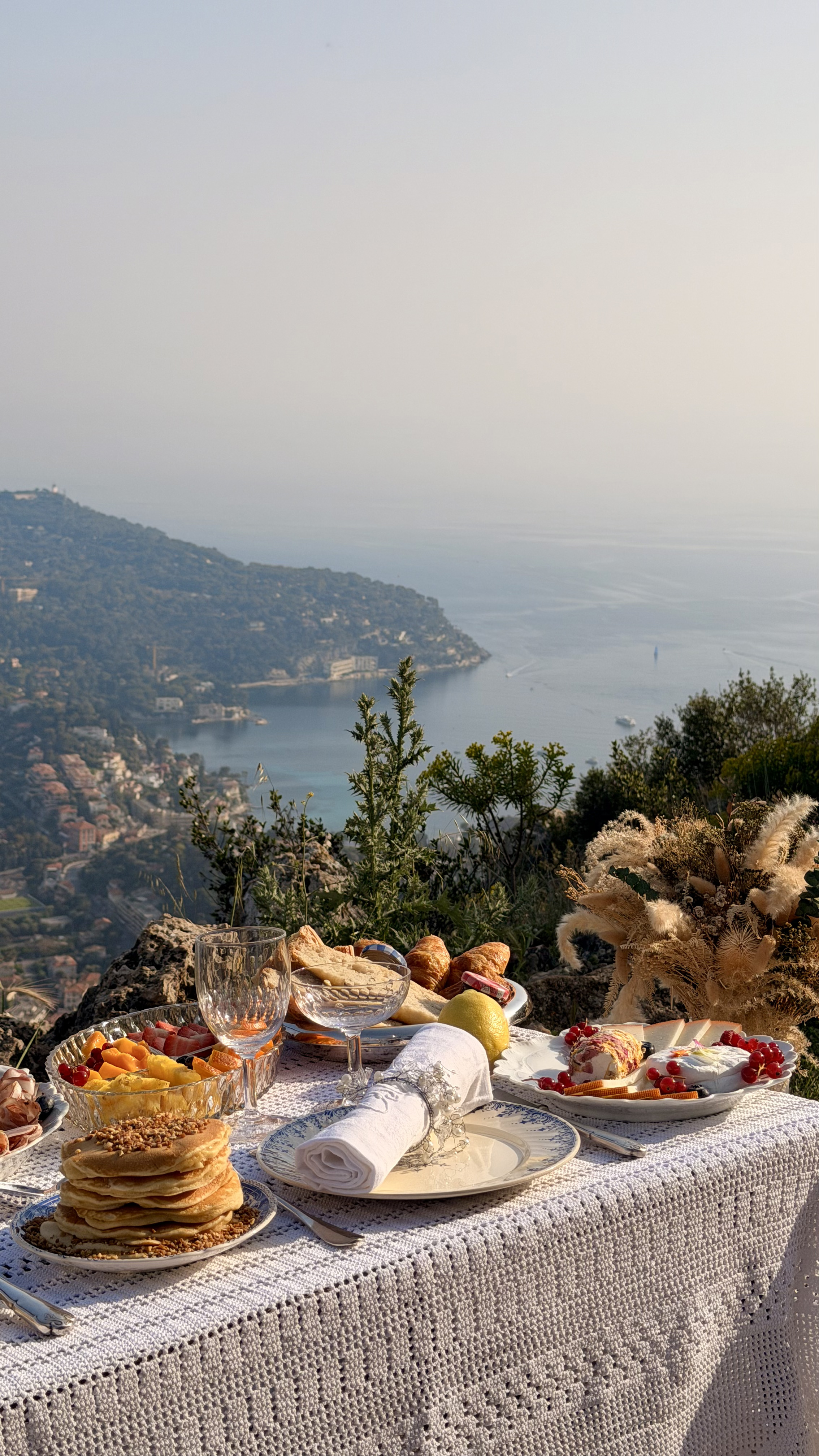 Brunch Évasion — table panoramique face à la mer