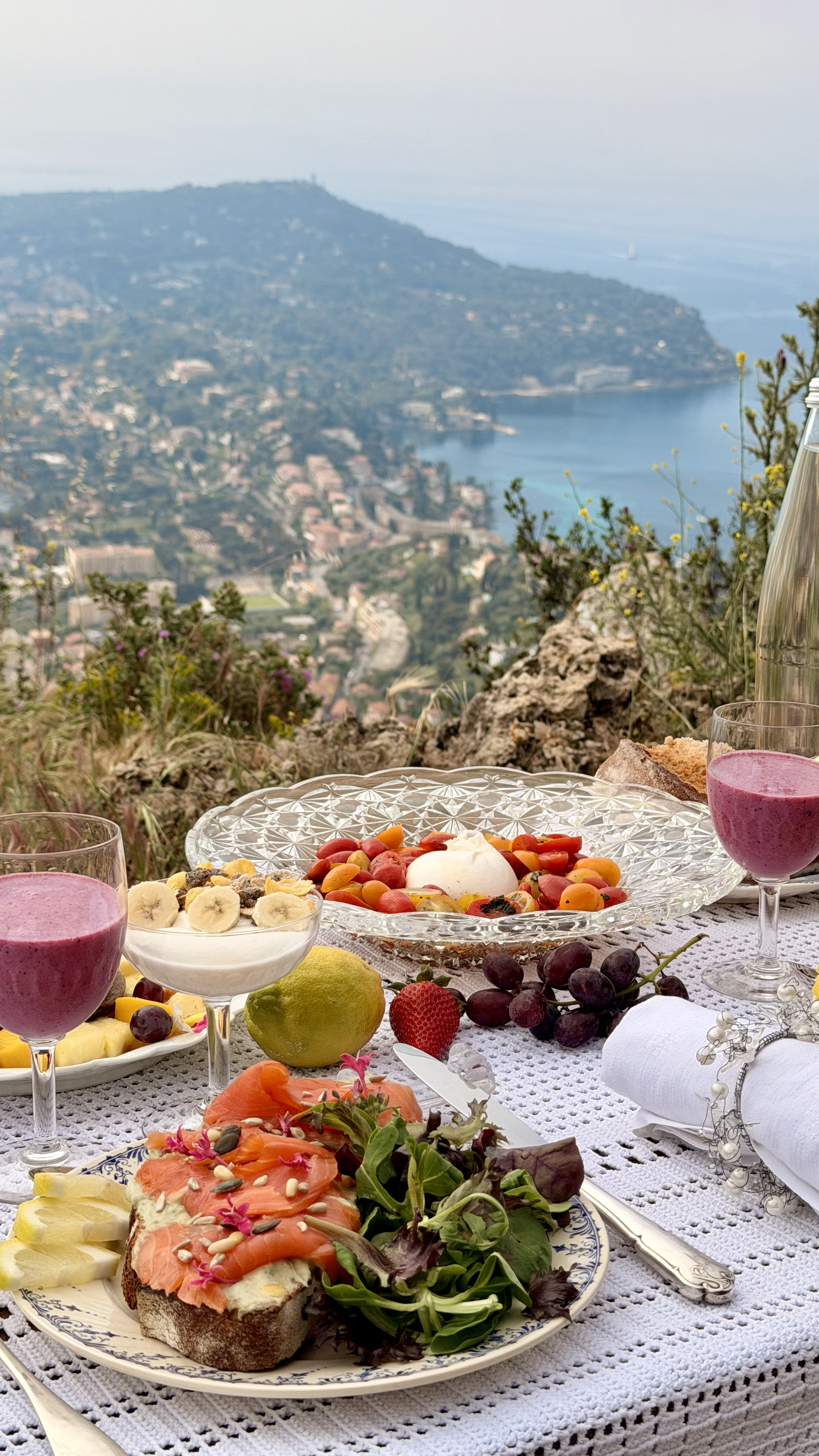 Saumon, fruits frais et smoothies